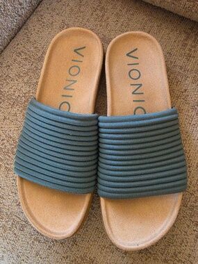Women's NWOB Vionic Sandals